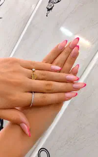 کاشت ناخن برای مشتری واقعی تخفیف هم میدیم