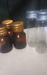بطری شیشه ای مکارتی و بطری قهوه ای کوچک