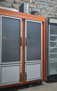 یخچال دو در وایستادە