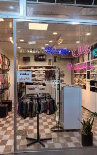 فروشنده همکار خانوم جوان در شال روسری نیمه وقت صبح