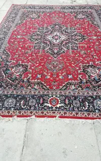 یه عدد فرش بایه کناره فرش