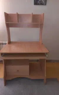 میز تحریر و کتابخانه