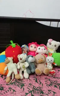 تعدادی عروسک همه با هم ۲۰۰ تومن