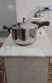 زودپز در حد نو مارک خوب جنس سنگین ۱۰ لیتری