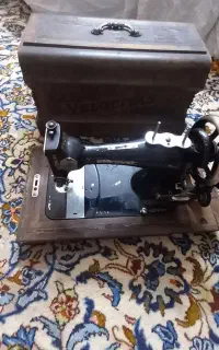 چرخ خیاطی روسی دستی ۱۷۰ ساله قدیمی