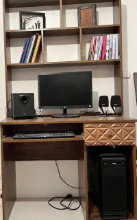 میز تحریر و کامپیوتر و کتابخانه