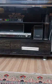 میز تلویزیون شیشه‌ای