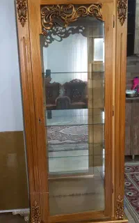 ویترین چوبی طلایی