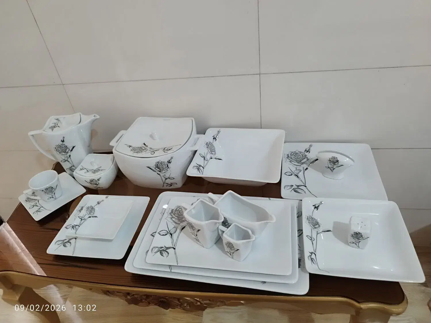 چینی ۱۲نفره|ظروف سرو و پذیرایی|نیشابور, شهید بهشتی|دیوار