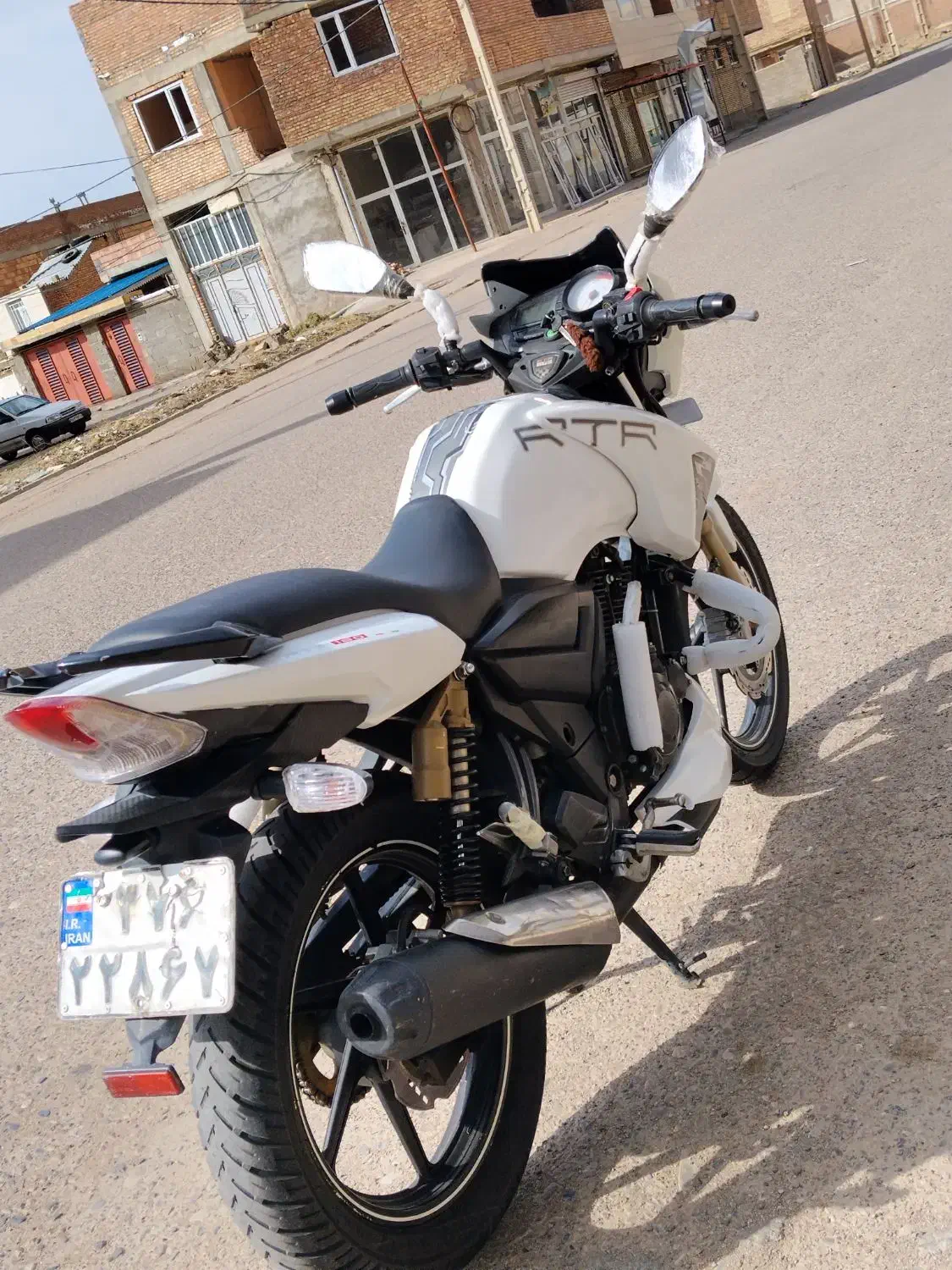 اپاچی180|موتورسیکلت|شاهین دژ, |دیوار