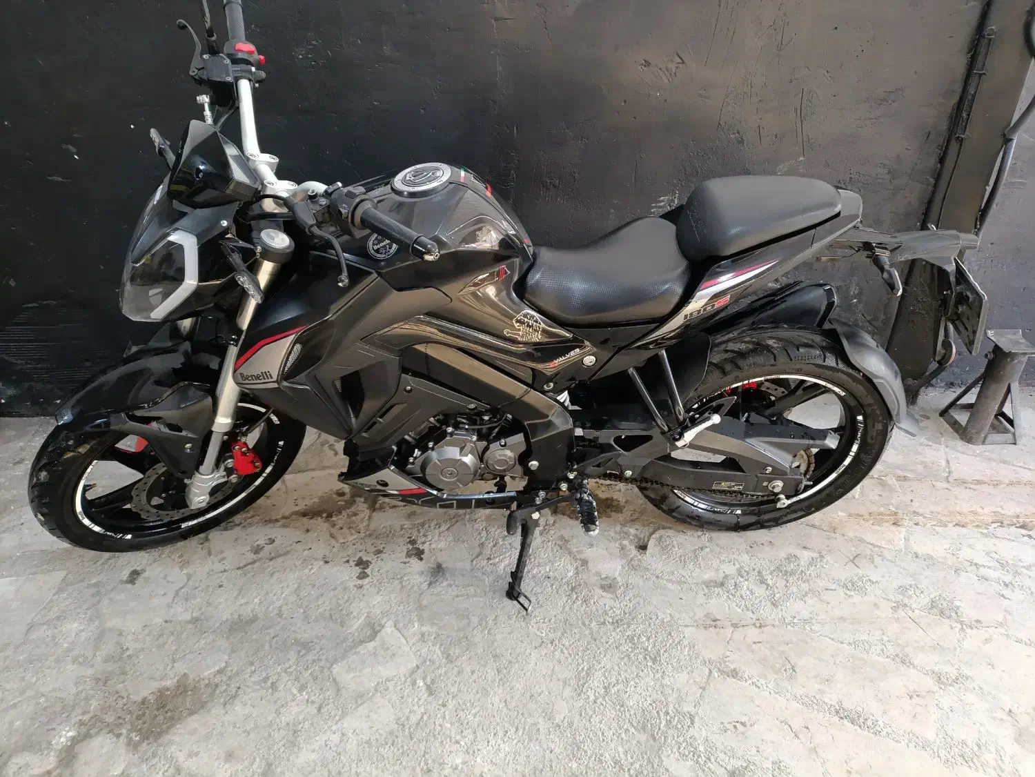 بنلی|موتورسیکلت|قدس, شهر‌قدس|دیوار