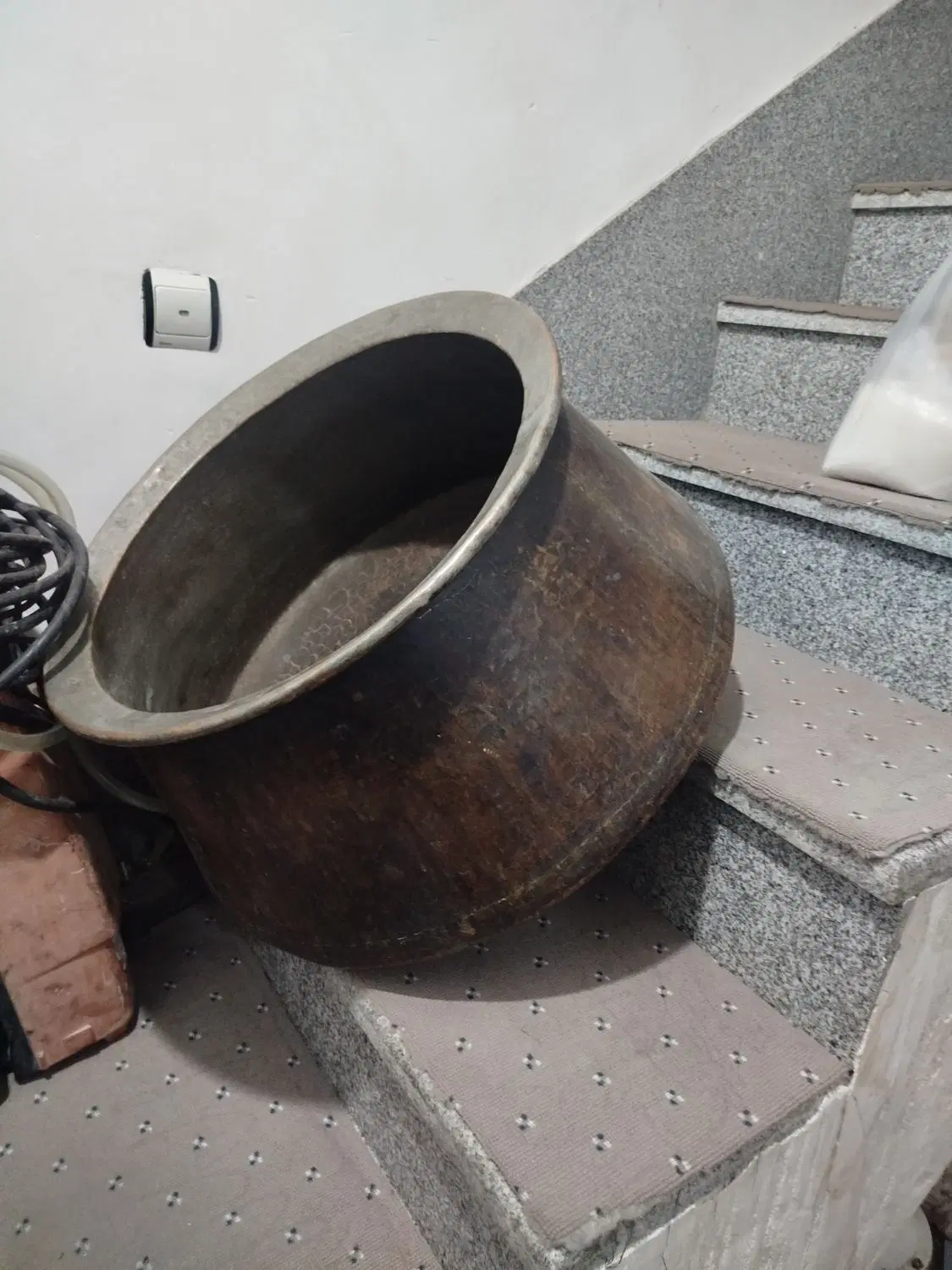 دیگ مسی|ظروف پخت‌وپز|شیراز, کوشک میدان|دیوار