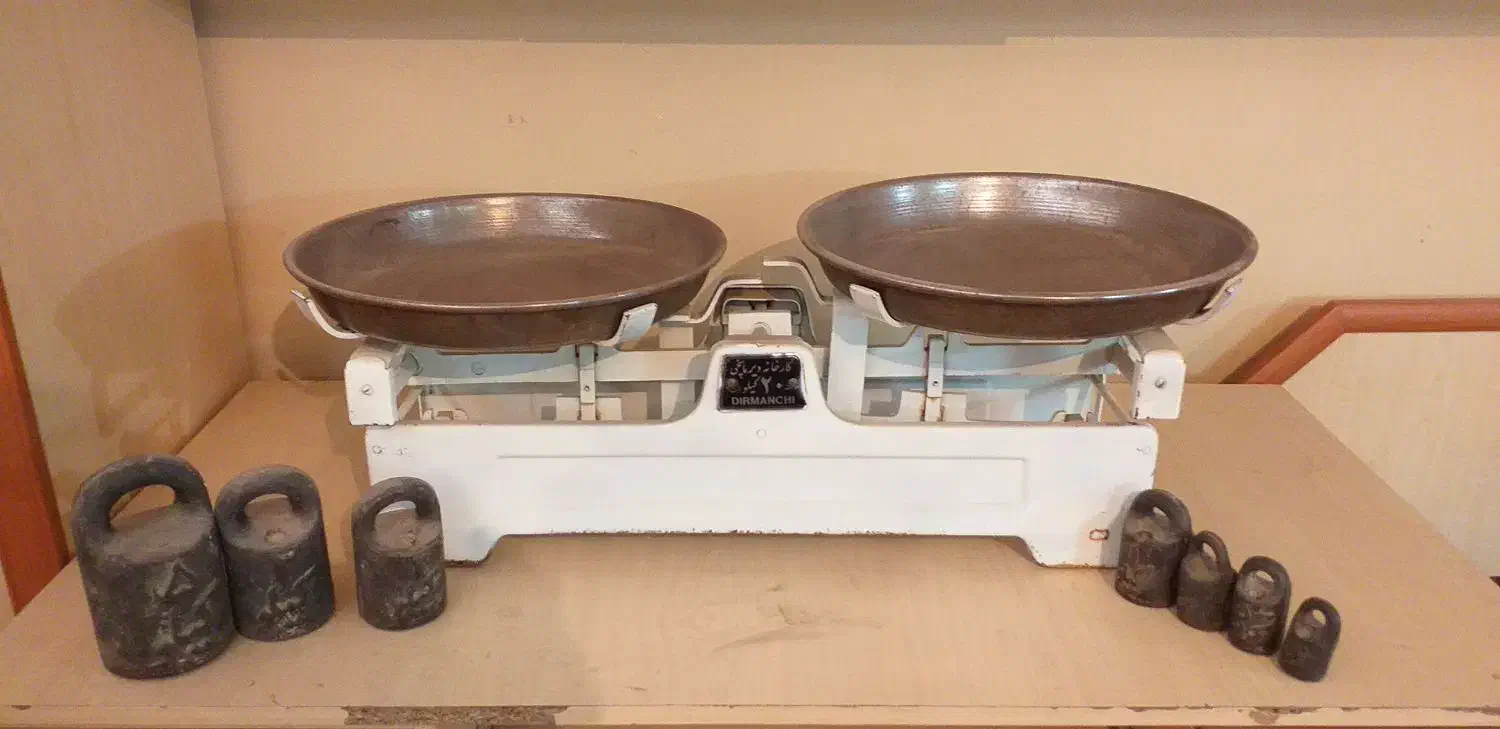 ترازوی دو کفه ای ۲۰ کیلویی عتیقه|کلکسیون اشیاء عتیقه|سمنان, |دیوار