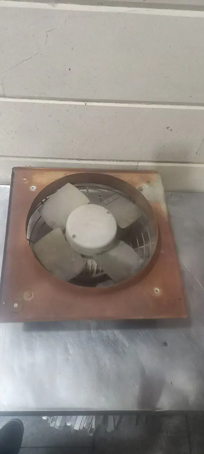 فن تهویه|پنکه و تصفیه‌کنندهٔ هوا|تهران, خلیج فارس|دیوار