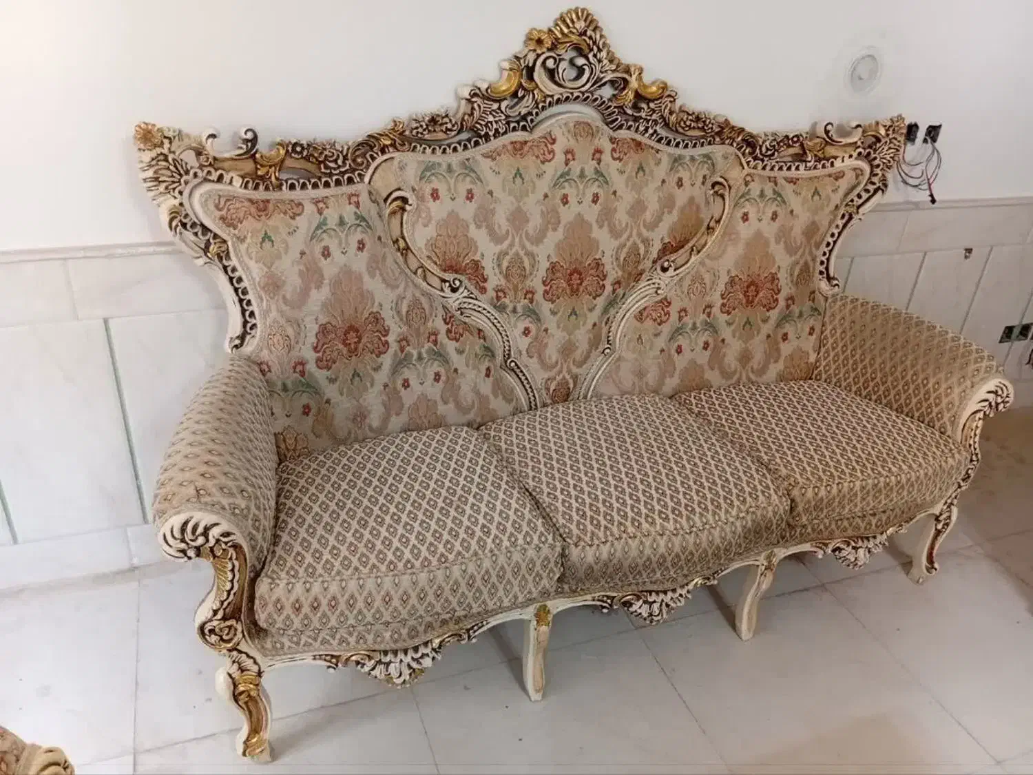 سلطنتی|مبلمان خانگی و میز عسلی|آران و بیدگل, |دیوار