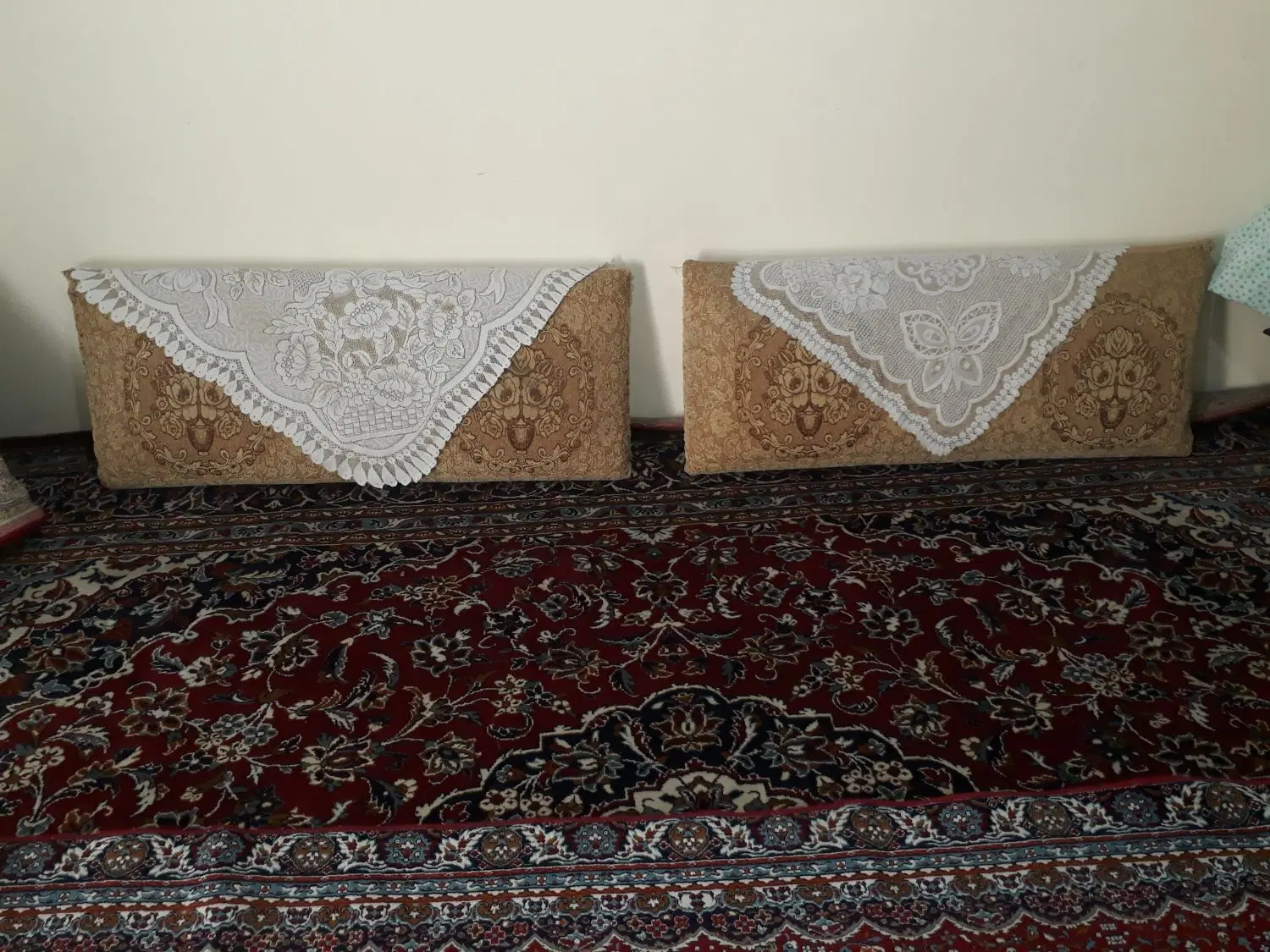 پشتی|پشتی|شیراز, لاله|دیوار