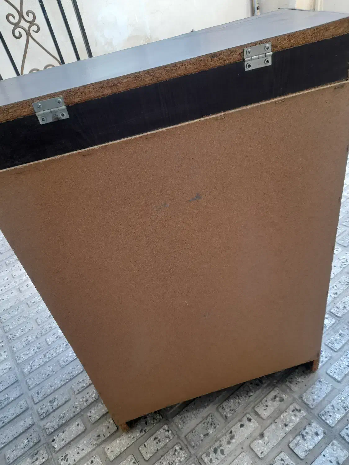 جاکفشی|جاکفشی، کمد، دراور|صحنه, |دیوار