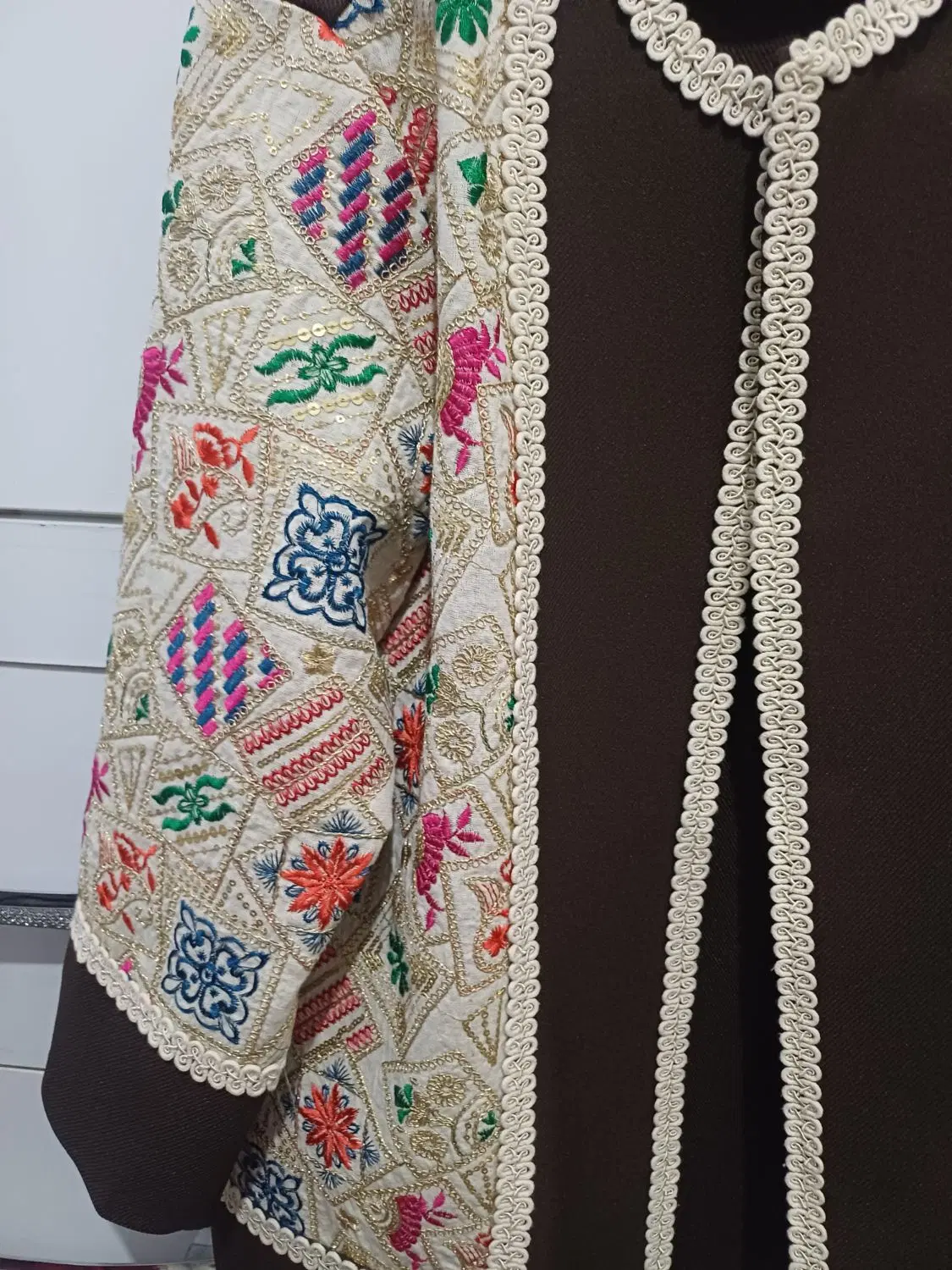 کت مجلسی|لباس|مشهد, توس فردوسی|دیوار