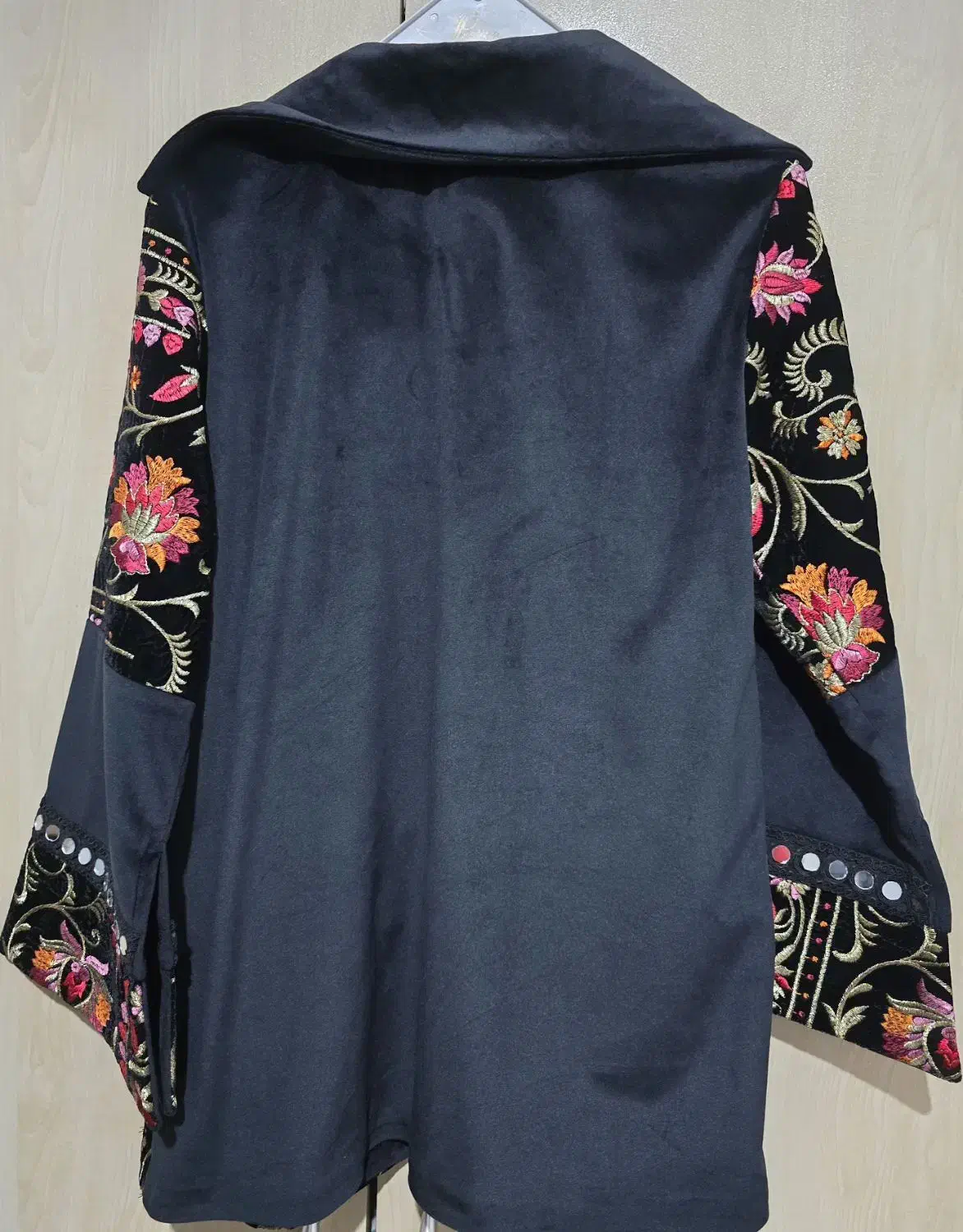 مانتو کتی|لباس|رشت, ساغری سازان|دیوار