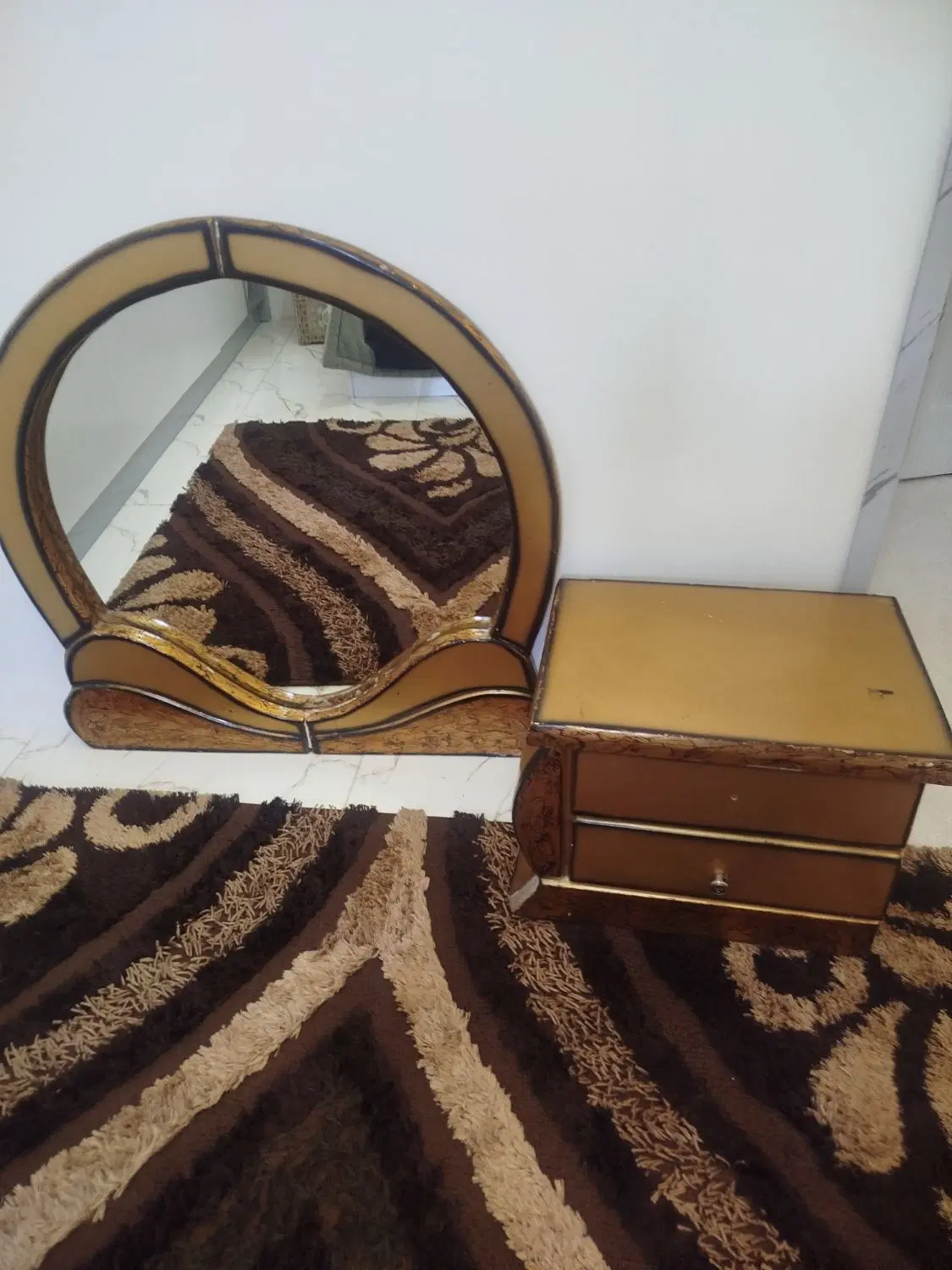 آینه|آینه|نسیم‌شهر, |دیوار