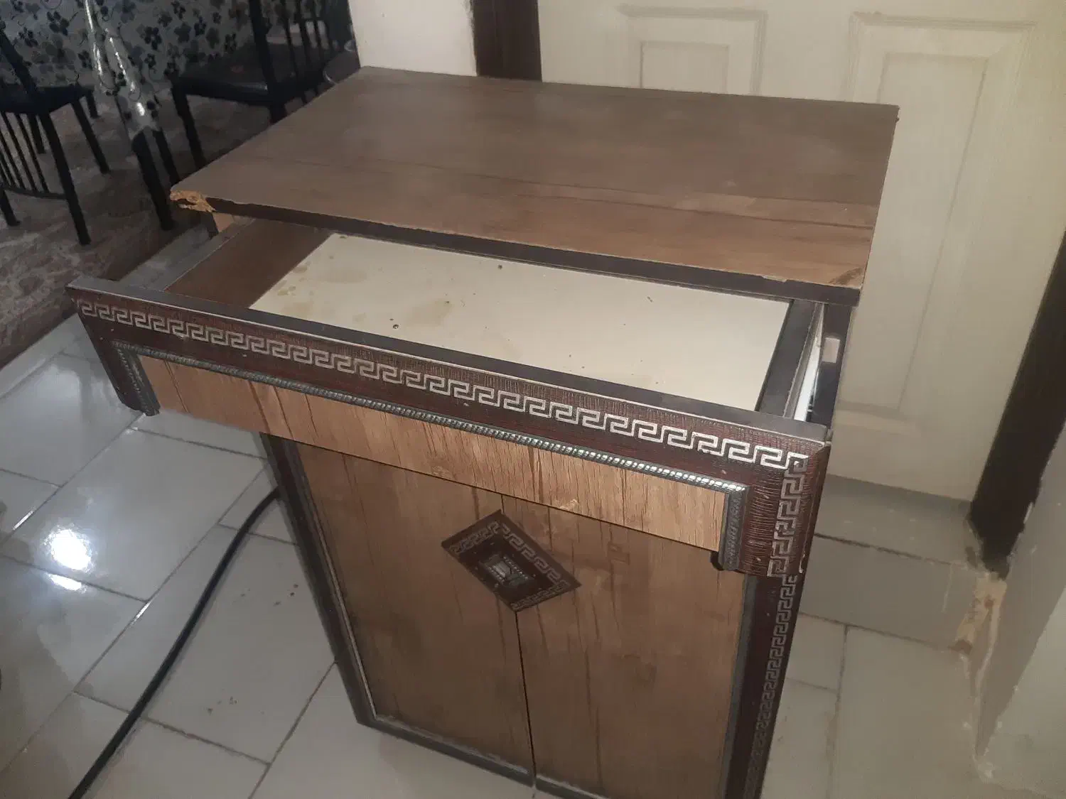 جاکفشی|جاکفشی، کمد، دراور|گلبهار, شهر جدید گلبهار|دیوار