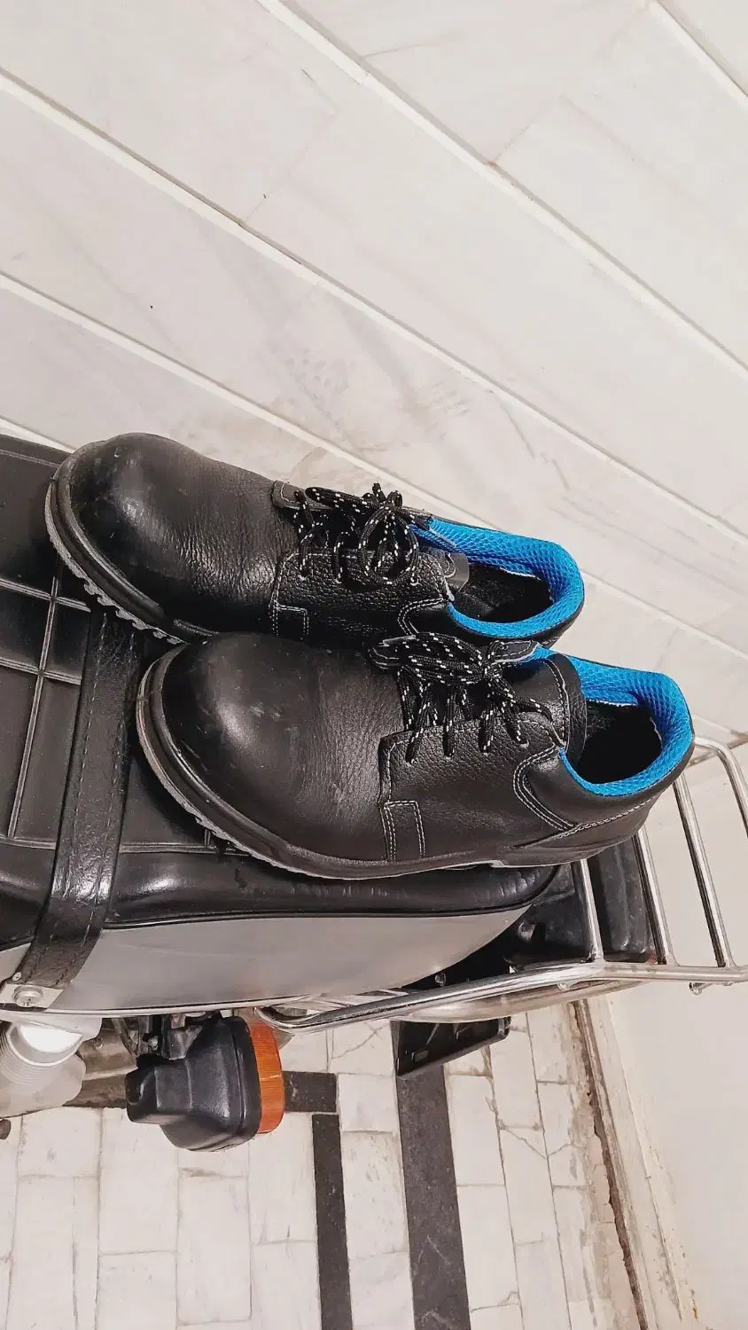 کفش کار|کیف، کفش، کمربند|قم, باغ شریفی|دیوار