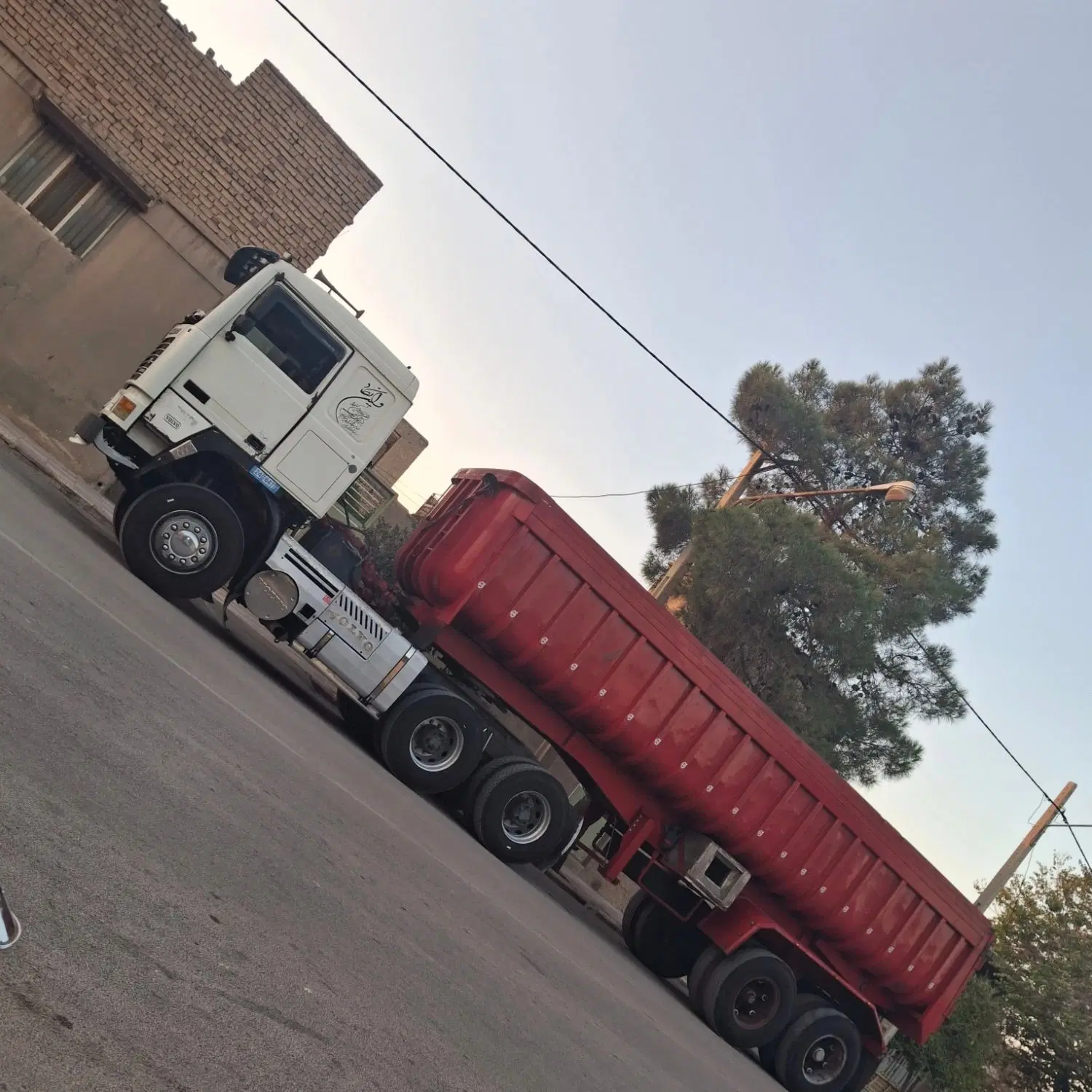 ولوو|خودرو سنگین|نی‌ریز, |دیوار