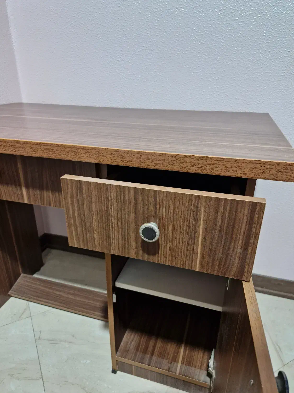 میز تحریر|میز تحریر و کامپیوتر|شاهین‌شهر, خبرنگار|دیوار