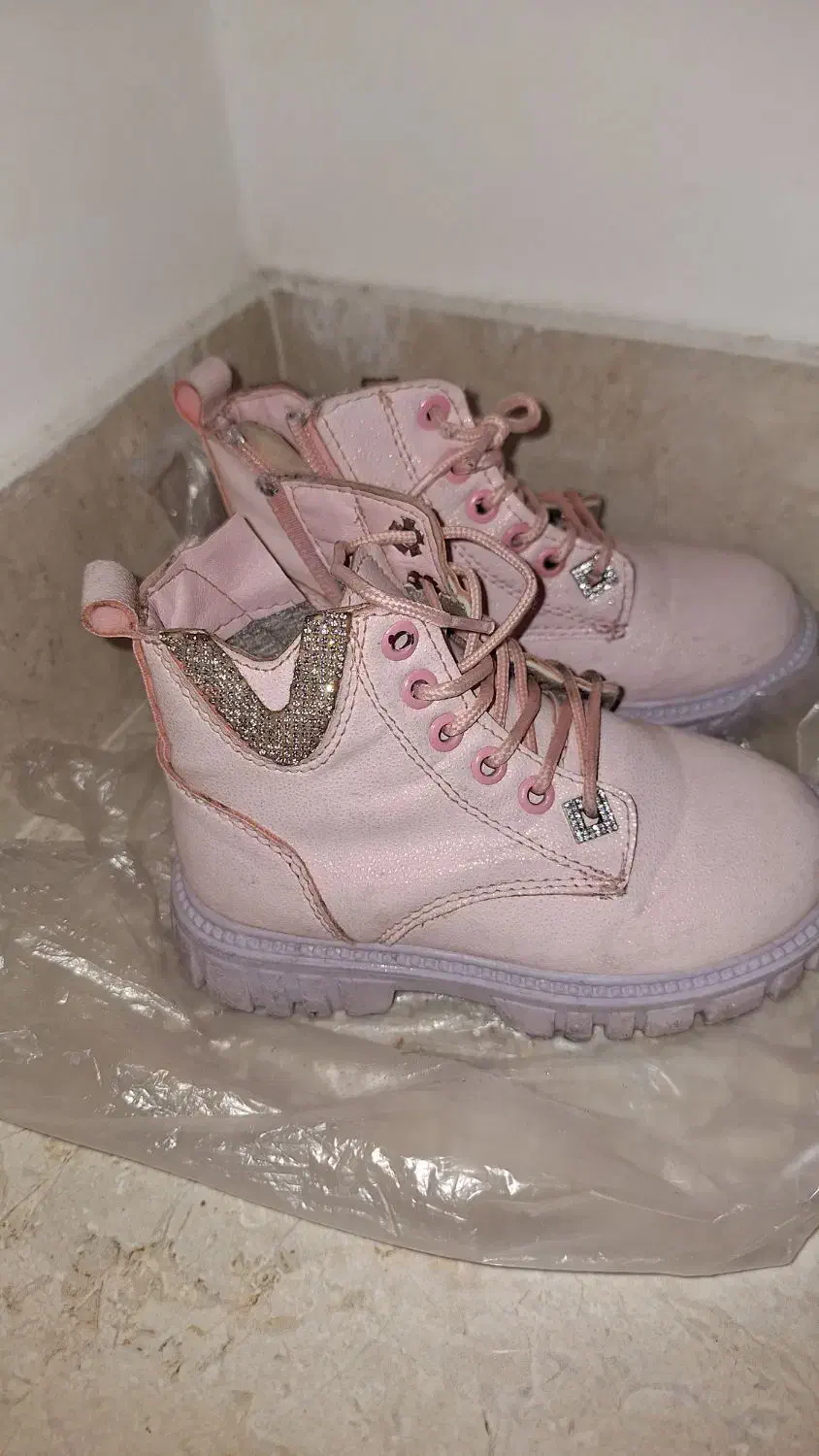 پوتین|کفش و لباس بچه|رشت, ساغری سازان|دیوار