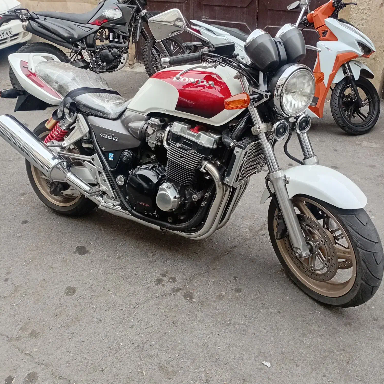 موتور سنگین سی بی ۱۳۰۰مدل ۲۰۰۲ درحد انجین مشکی|موتورسیکلت|تهران, علم و صنعت|دیوار