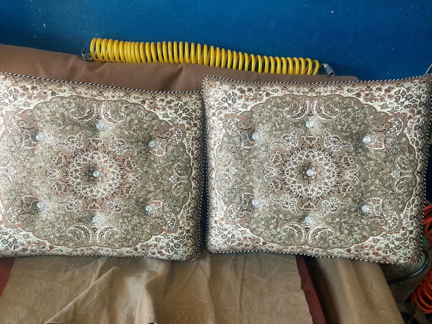 پشتی سنتی|پشتی|قم, چهل درخت‎|دیوار