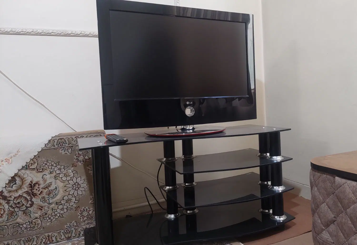LCD LG و میز|تلویزیون و پروژکتور|تهران, نیکنام|دیوار