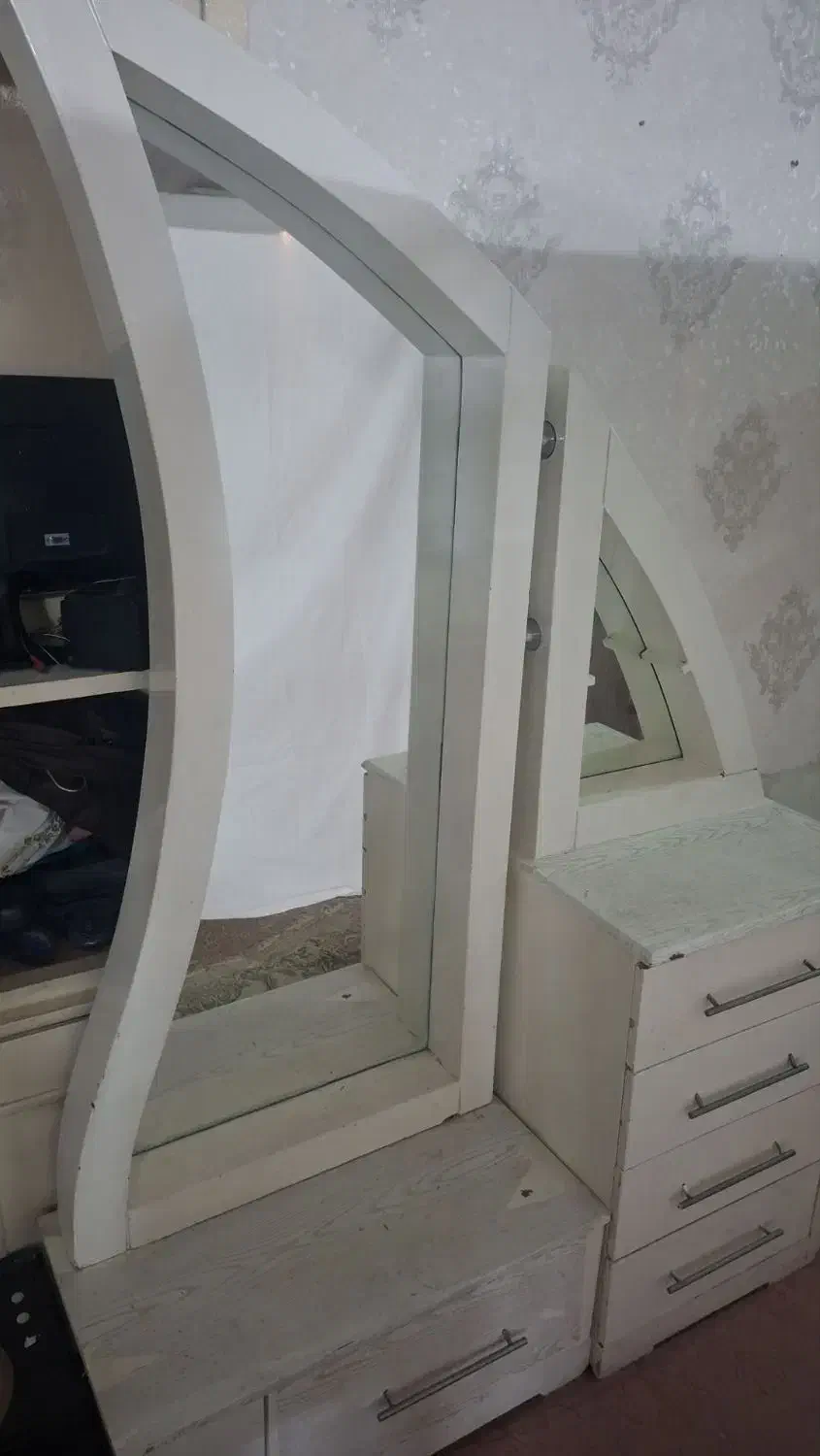 اینه|آینه|مشهد, راه آهن|دیوار