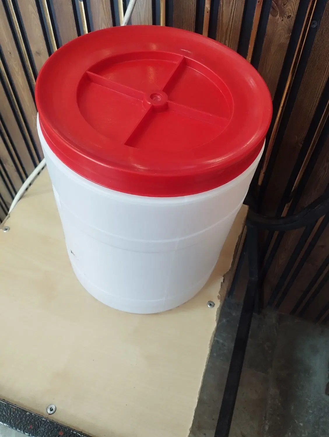 سطل 10|ظروف نگهدارنده، پلاستیکی، یک‌بارمصرف|بروجن, |دیوار