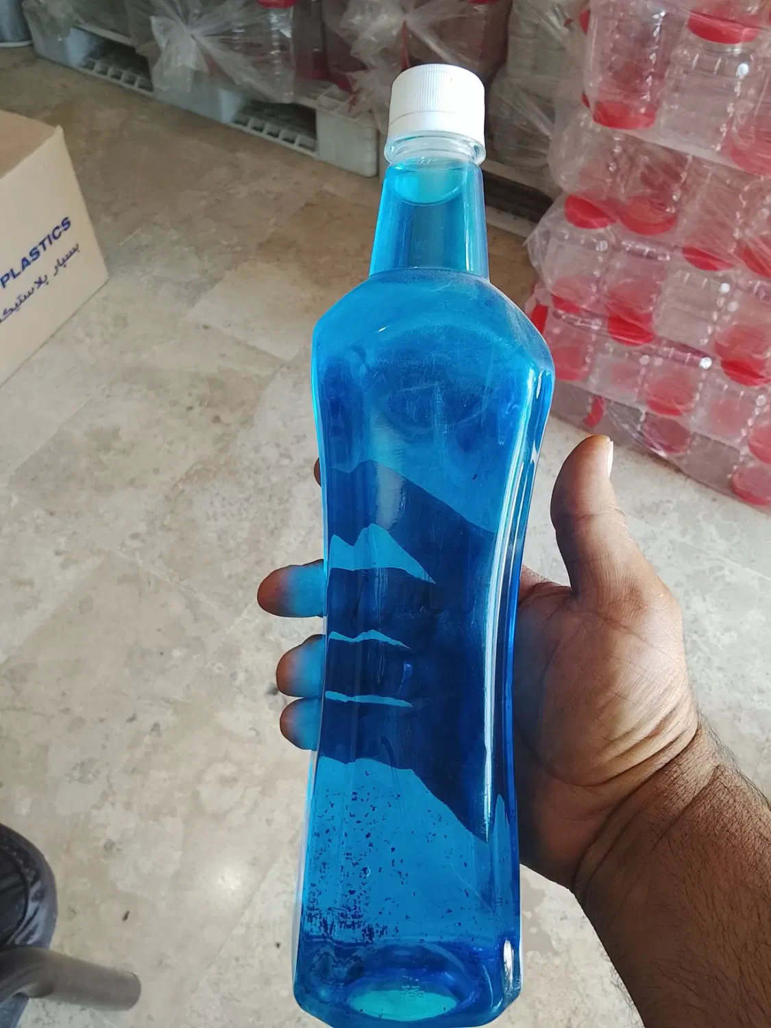 بطری|ظروف نگهدارنده، پلاستیکی، یک‌بارمصرف|باغستان, |دیوار