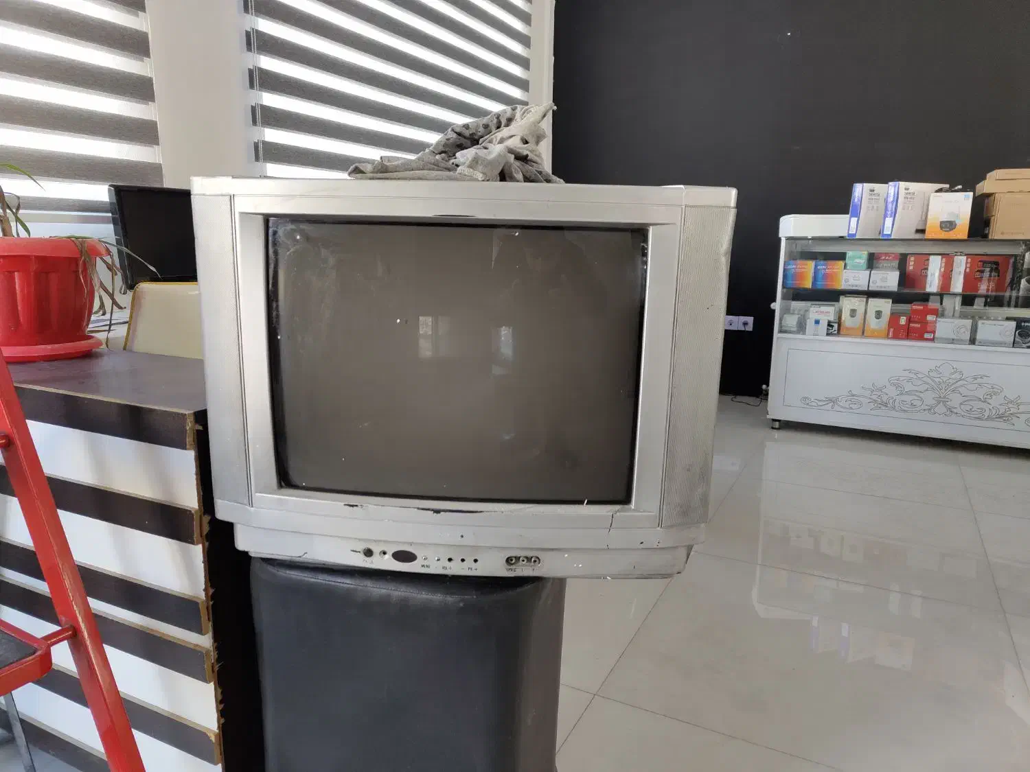 تلویزیون|تلویزیون و پروژکتور|مشهد, فارغ التحصیلان|دیوار