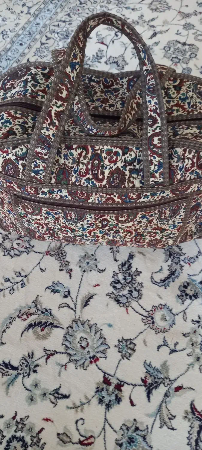 ساک دستی|کیف، کفش، کمربند|اصفهان, باغ فردوس|دیوار