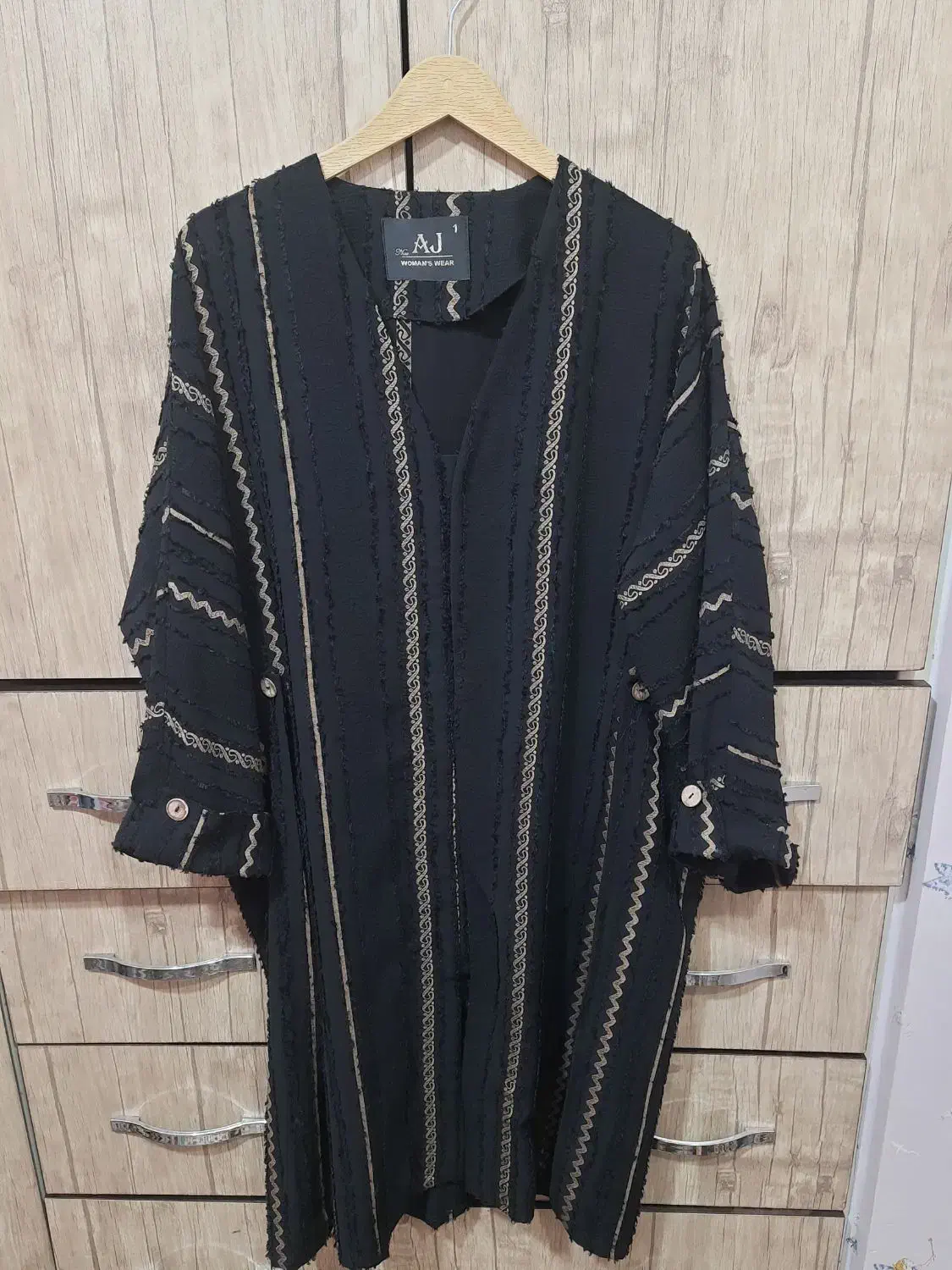 مانتو|لباس|بهارستان, |دیوار