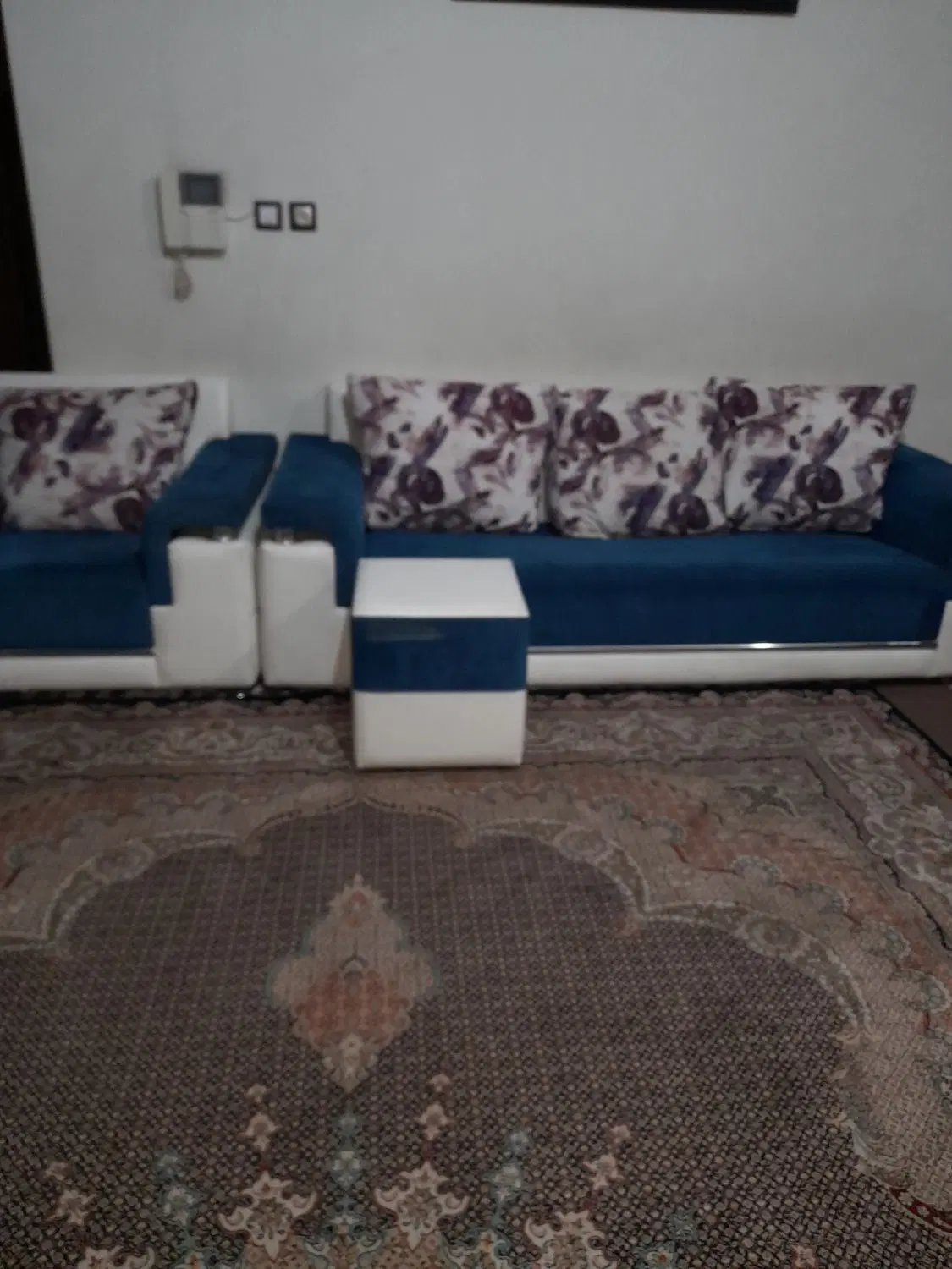 فروش مبل هفت نفره با چهارتا گل میز سالم و محکم|مبلمان خانگی و میز عسلی|شیراز, جوادیه|دیوار
