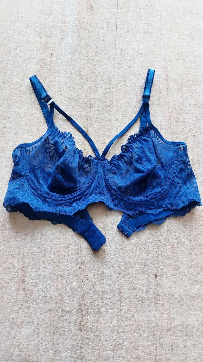 لباس زیر|لباس|قم, شهر قائم|دیوار