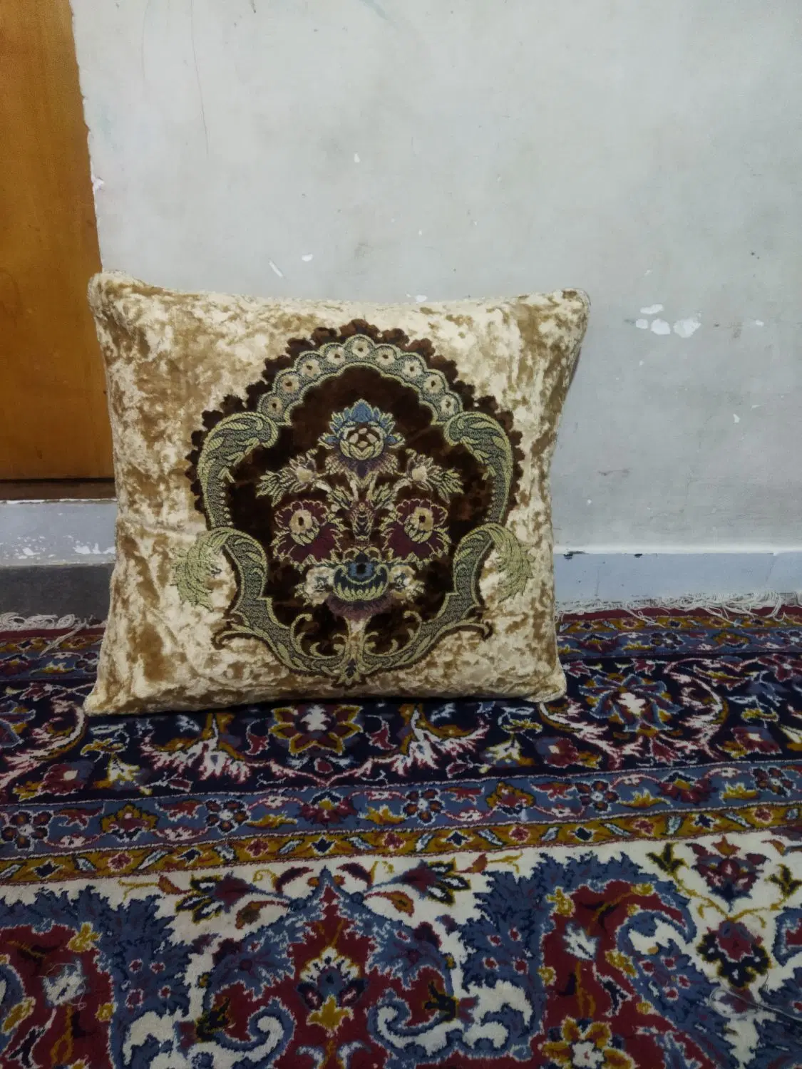 پشتی|پشتی|سپیدان, |دیوار