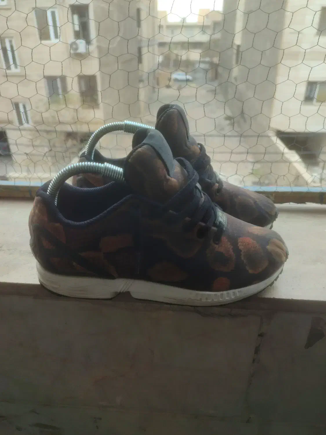 مقطوع|کیف، کفش، کمربند|رباط‌کریم, رباط‌کریم|دیوار