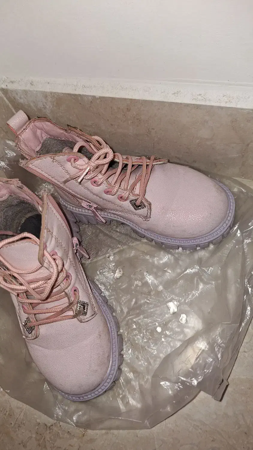 پوتین|کفش و لباس بچه|رشت, ساغری سازان|دیوار