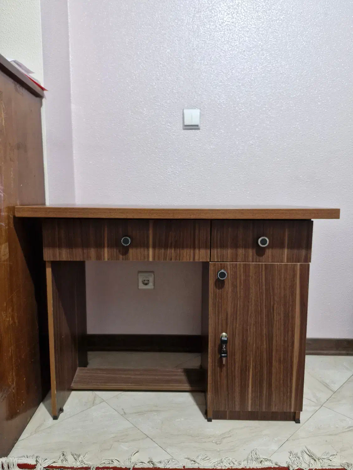 میز تحریر|میز تحریر و کامپیوتر|شاهین‌شهر, خبرنگار|دیوار