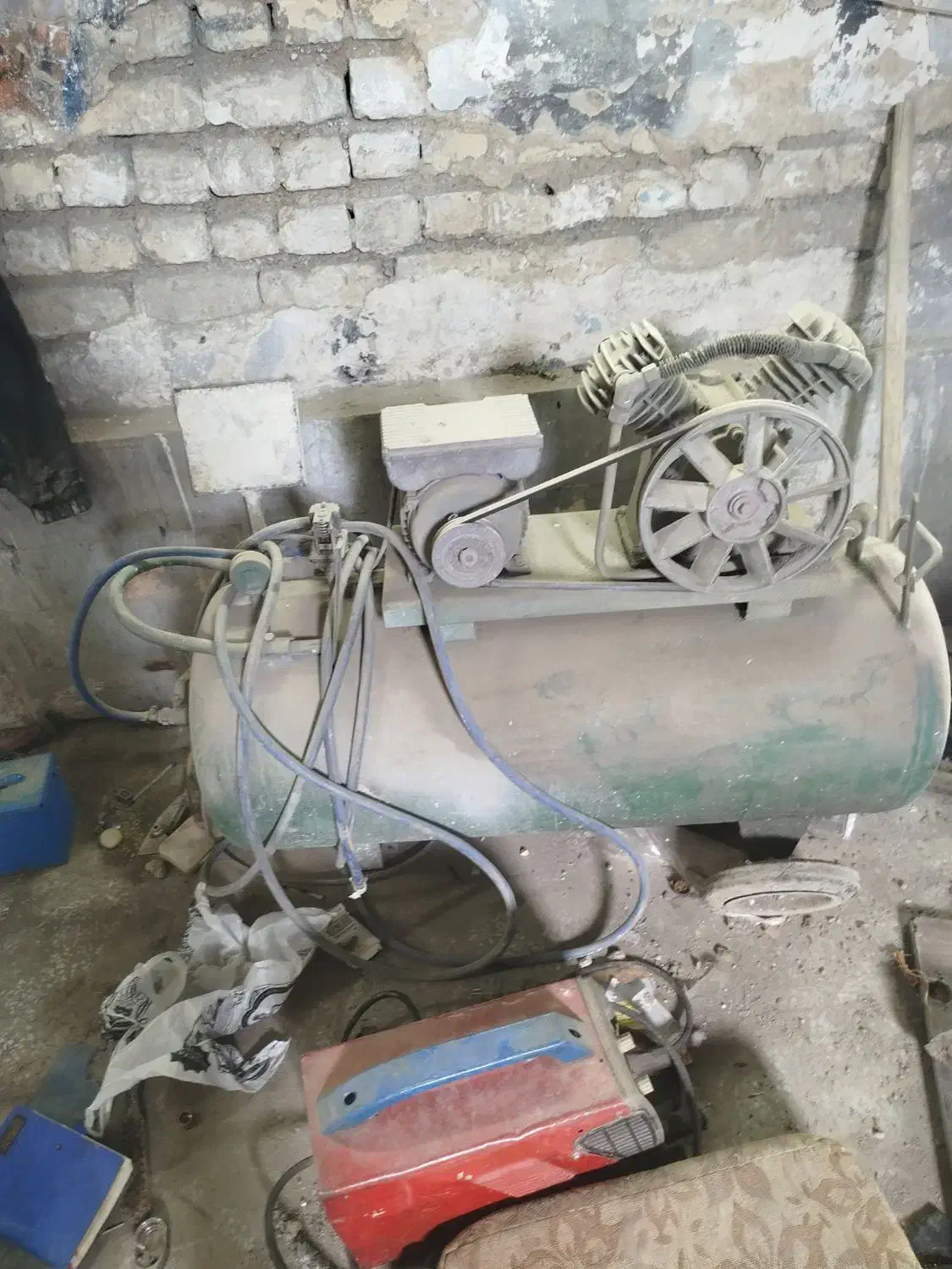 یک عدد پمپ باد 250لیتری سالم کابینت وسیم  بکسل|ابزارآلات|قم, دروازه چوبی|دیوار