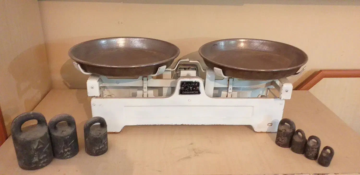 ترازوی دو کفه ای ۲۰ کیلویی عتیقه|کلکسیون اشیاء عتیقه|سمنان, |دیوار