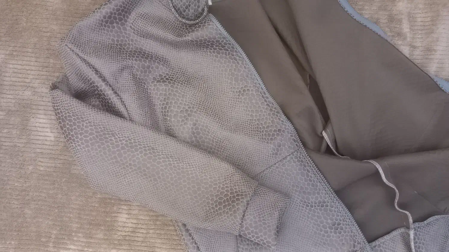 سوئیشرت|لباس|قم, ژاندارمها|دیوار