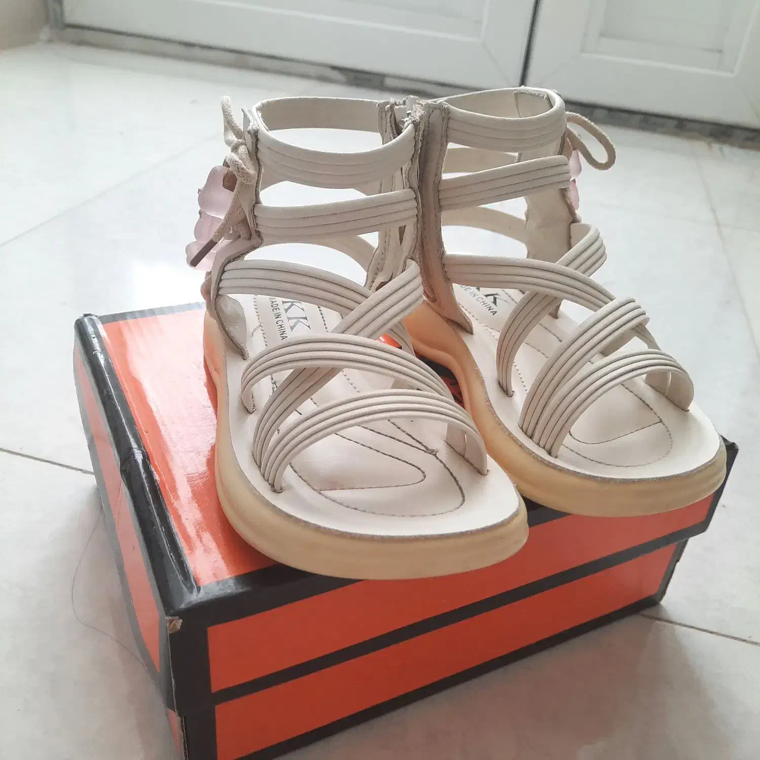 کفش|کیف، کفش، کمربند|طبس, |دیوار