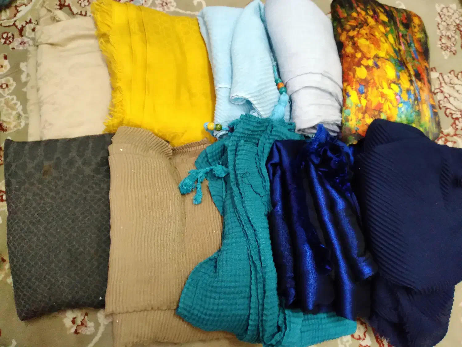 شال|لباس|رشت, عینک|دیوار