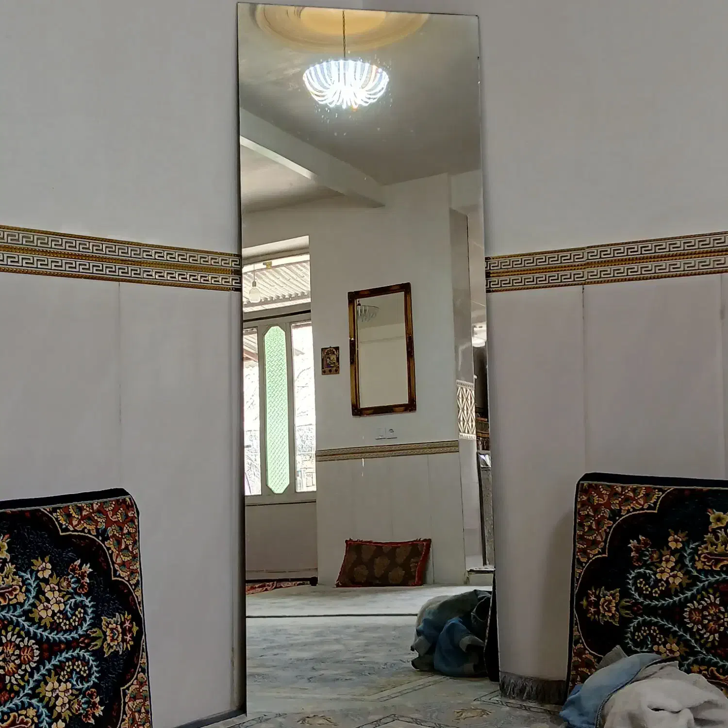 آینه|آینه|صحنه, |دیوار